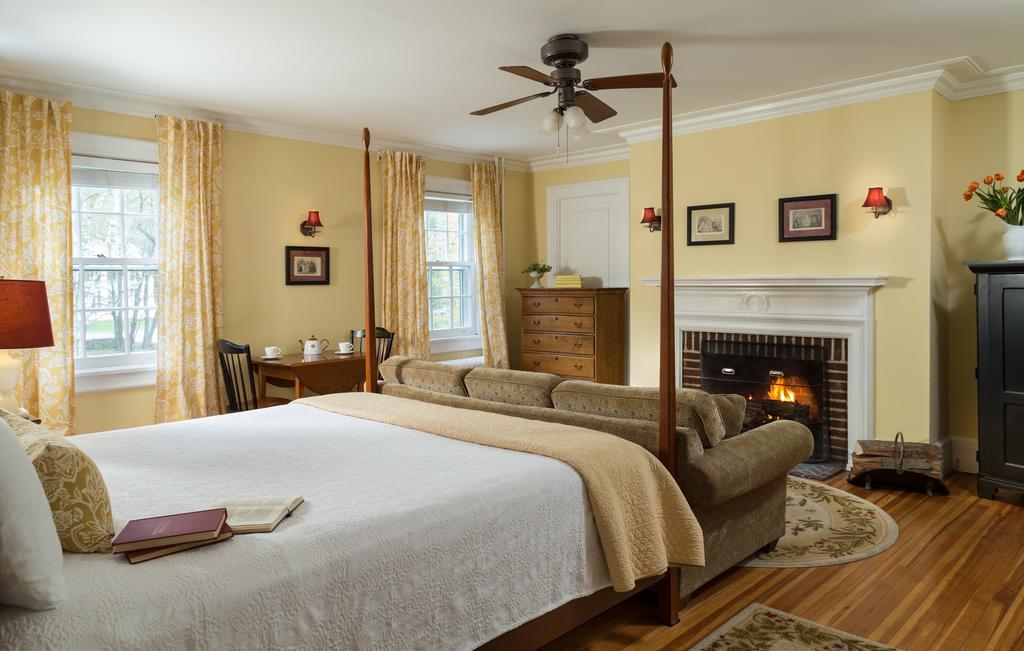 Four Chimneys Inn Bennington Exterior photo
