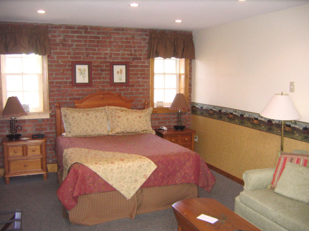 Four Chimneys Inn Bennington Exterior photo