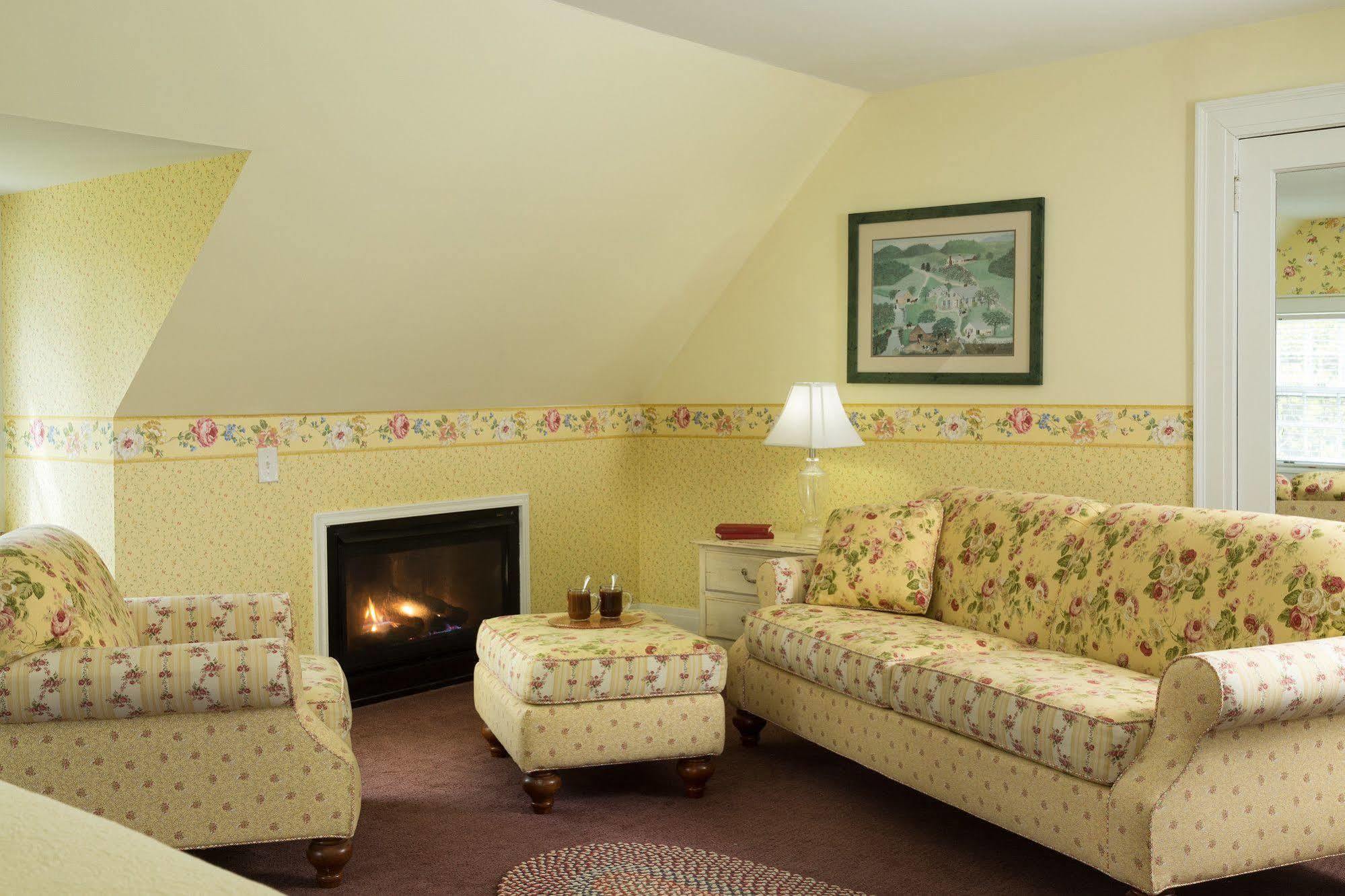 Four Chimneys Inn Bennington Exterior photo