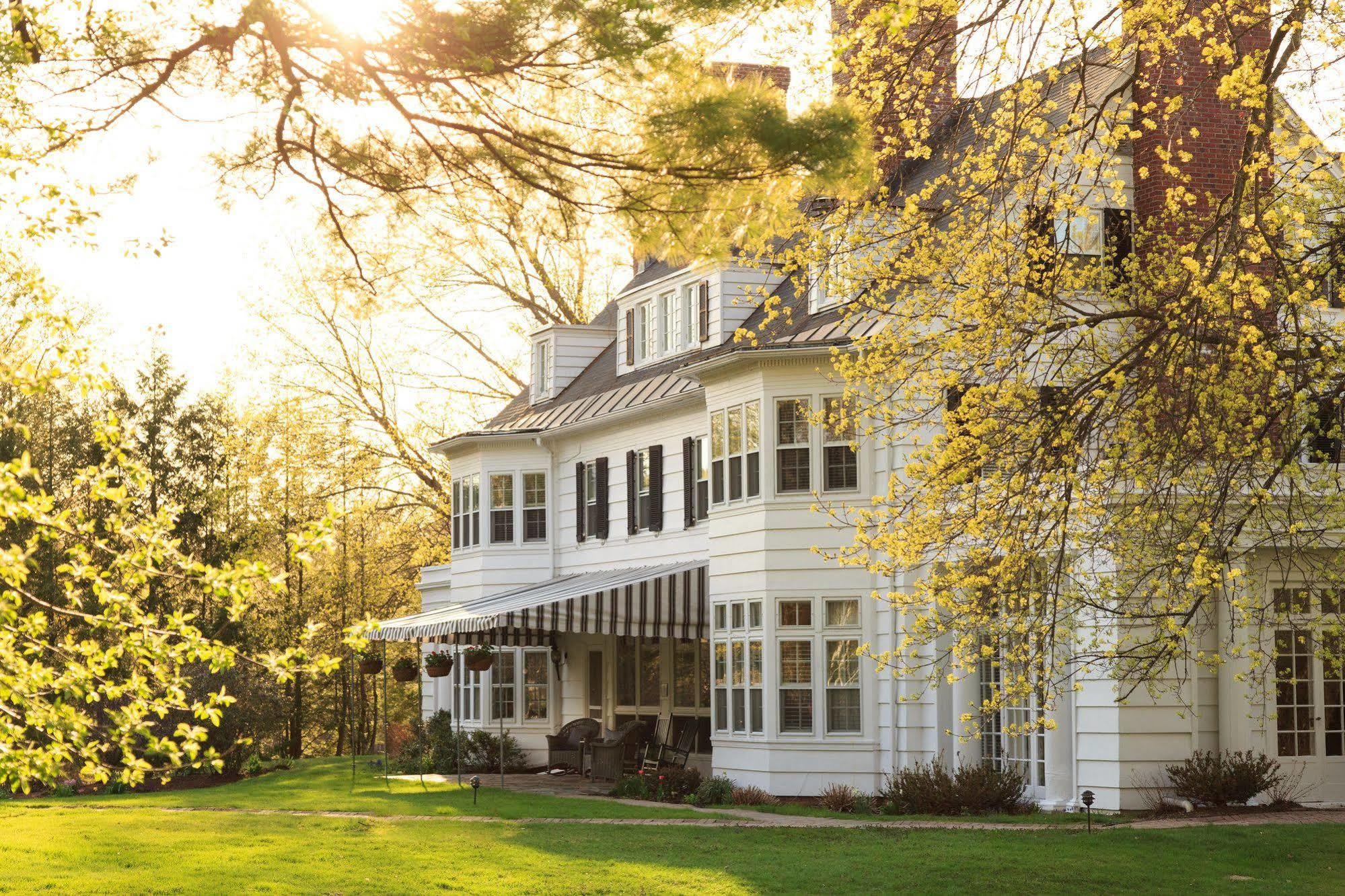 Four Chimneys Inn Bennington Exterior photo